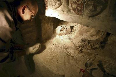 Trabajos de restauración en los sepulcros de la iglesia de San Esteban, en Cuéllar (Segovia)
